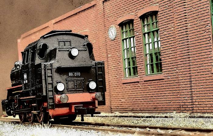 Die Märklin 30000 Dampflokomotive BR 89 010 der DB steht neben der Halle einsatzbereit.