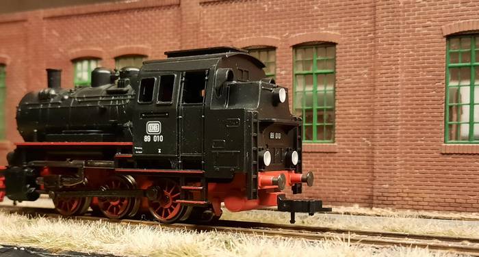 Die Märklin 30000 Dampflokomotive BR 89 010 der DB rollt zur nächsten Rangier-Aufgabe.