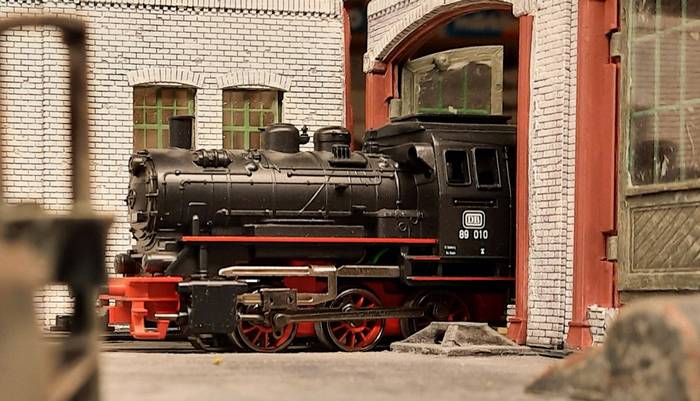 Die Märklin 30000 Dampflokomotive BR 89 010 der DB "betritt" gerade die Halle.