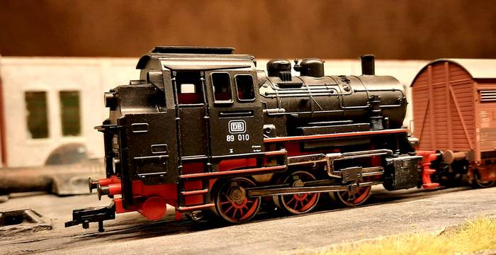 Auch drinnen bewegt die Märklin 30000 Dampflokomotive BR 89 010 der DB große Lasten.