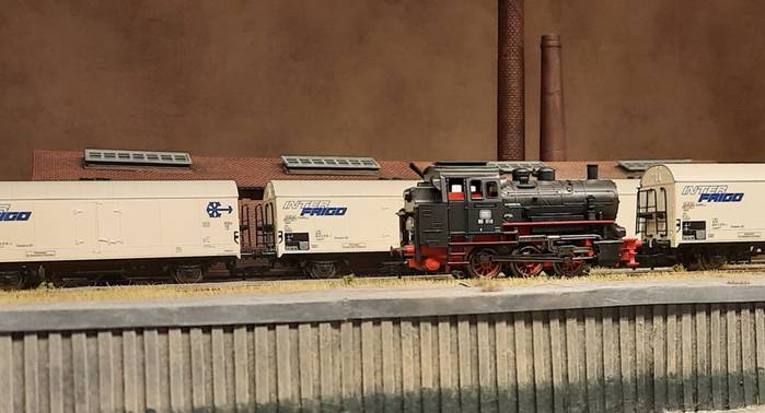 Hier sehen wir eine Märklin 30000 Dampflokomotive BR 89 010 der DB vor einer Horde Fleischmann 5321 Kühlwagen Interfrigo der DB