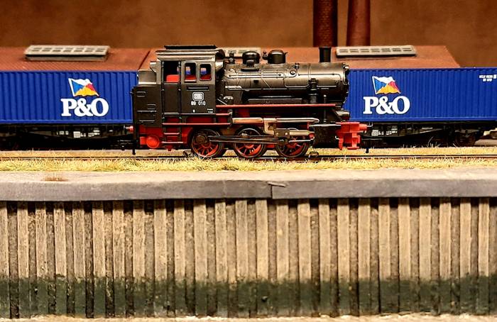 Die Märklin 30000 Dampflokomotive BR 89 010 der DB rangiert Container. Den Fleischmann 5239 Containerwagen „P&O“ Lgjs 598 der DB.