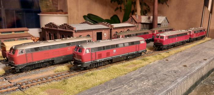 Dieselloks im Betriebswerk "Sturmhaven II". BR 215, BR 216, BR 218 traut vereint.