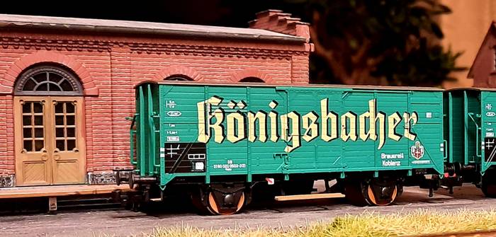 Der Roco 47052 Bierwagen "Königsbacher Brauerei Koblenz" am Rangiergleis. Gleich werden die Bierfässer reingerollt und die Fracht geht auf Reisen.