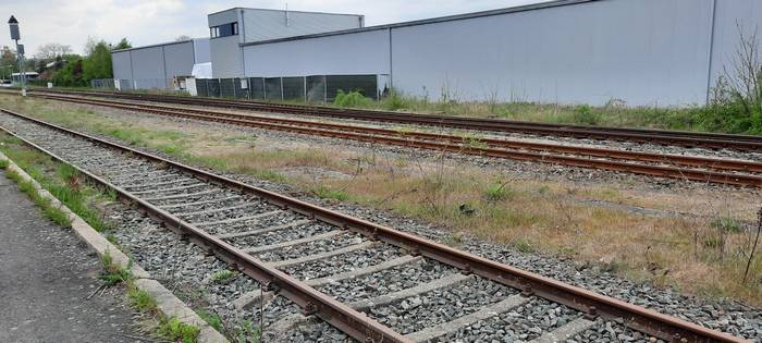 Ein Blick über die Gleise im Bahnhof Elsenfeld vom Ende nach Aschaffenburg aus.