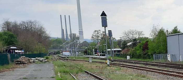 Am Horizont sieht man die "Glanzstoff". Alles andere wirkt grasüberwuchert und ein wenig dem ungewissen Schicksal überlassen.