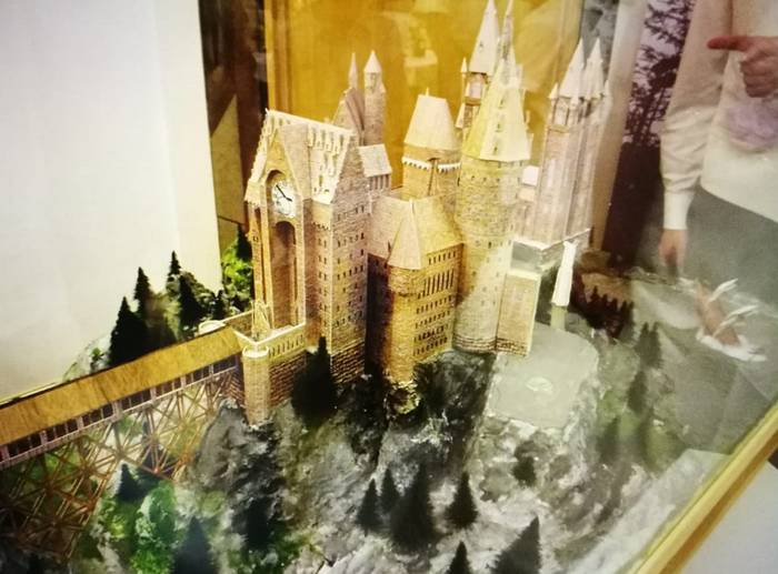 Für seine Tochter zur Hochzeit (man erkennt unschwer den liebenden Vater...) fertigte Karl Heinz ein sehr markantes Stück Architektur aus den Harry Potter Filmen. Auch die Hogwartsbrücke ist dabei. Das Diorama entstand dabei ganz nebenbei. (Foto: Karl Heinz)