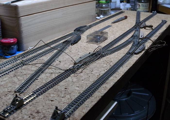 Dann werden die Schienen mit Gleisnägeln auf der Platte befestigt. Diese Arbeit kann dann schon etwas Nerven kosten. (Foto: Honischer)