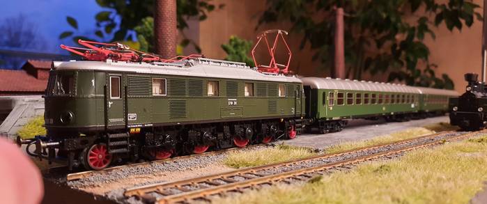 Die Roco 43661 E 18 28 in grün und mit zwei Fleischmann 5604 B4üm-63 Schnellzugwagen 2. Klasse der DB, Epoche III 