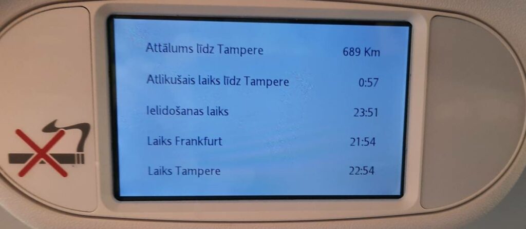 Der Airbus A220-300 der airBaltic düst bei -55° Außentemperatur und knapp 900 km/h in 11.880 Meter Flughöhe von FRA nach TMP. Zwo Stunden häöt man in der Sardinendose aus, kann dann das entspannte und weitläufige Tampere genießen.
