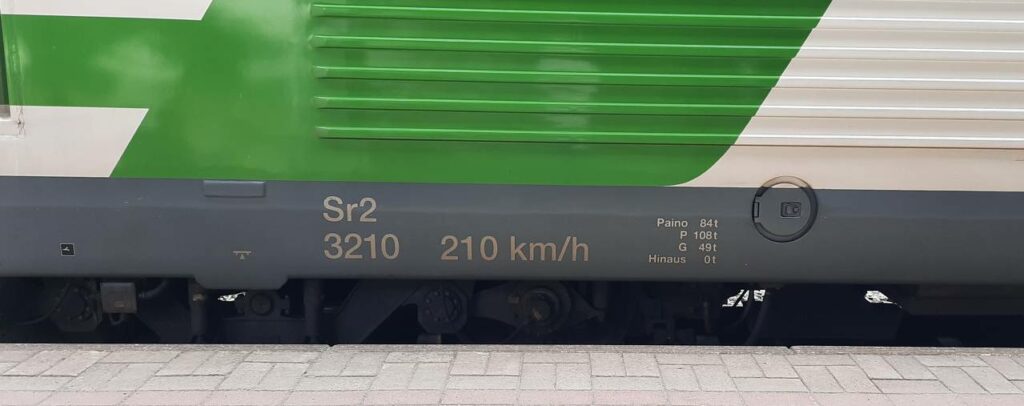 Auf der Elektrolok sr2 3210 der VR Finnische Staatsbahn im Hauptbahnhof Tampere hat man wohl mit etwas Stolz die Höchstgeschwindigkeit von 210 km/h angeschrieben.