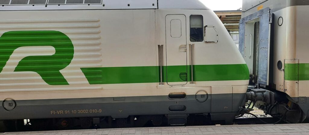 Die Elektrolok sr2 3210 der VR Finnische Staatsbahn im Hauptbahnhof Tampere