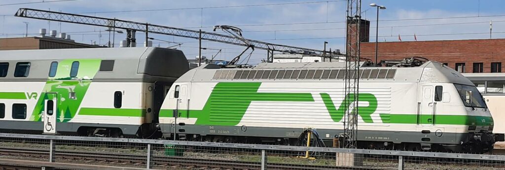 Die Schwesterlok sr2 3208n der VR Finnische Staatsbahn im Hauptbahnhof Tampere