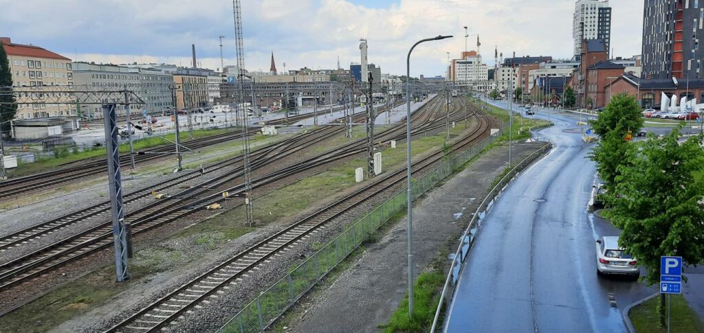 Die gleiche Einfahrstraße von der anderen Seite der Brücke aufgenommen. Kein Gleisplan, aber Anlass genug für gedankliche Planarbeiten.