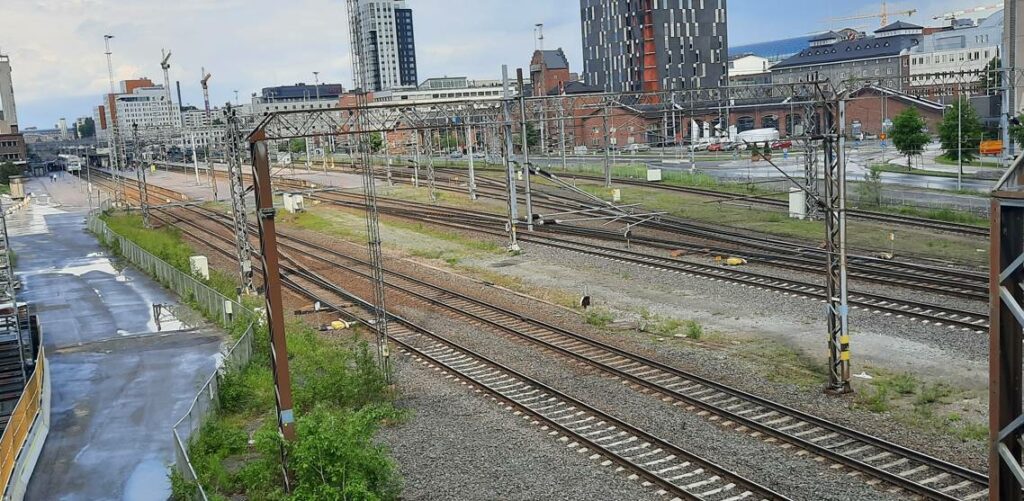 Blick auf die Einfahrstraße des Hauptbahnhofs Tampere.