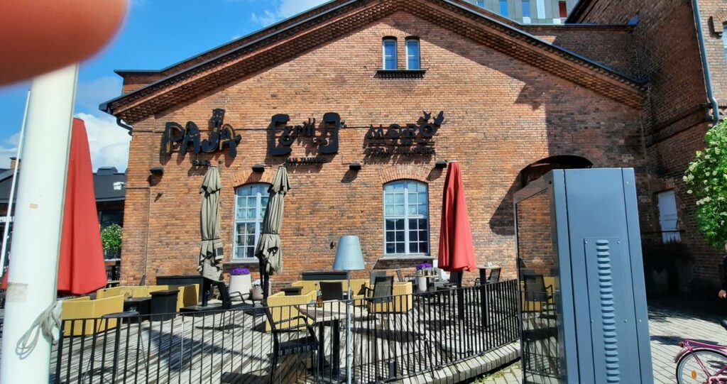 Schmucke Tische auf Holzplanken. Ein wenig Stil hat es ja schon, das Bw Tampere.