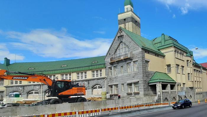 Die zentrale Feuerwache von Tampere wird gerade umgebaut. Bagger sind am Werk.