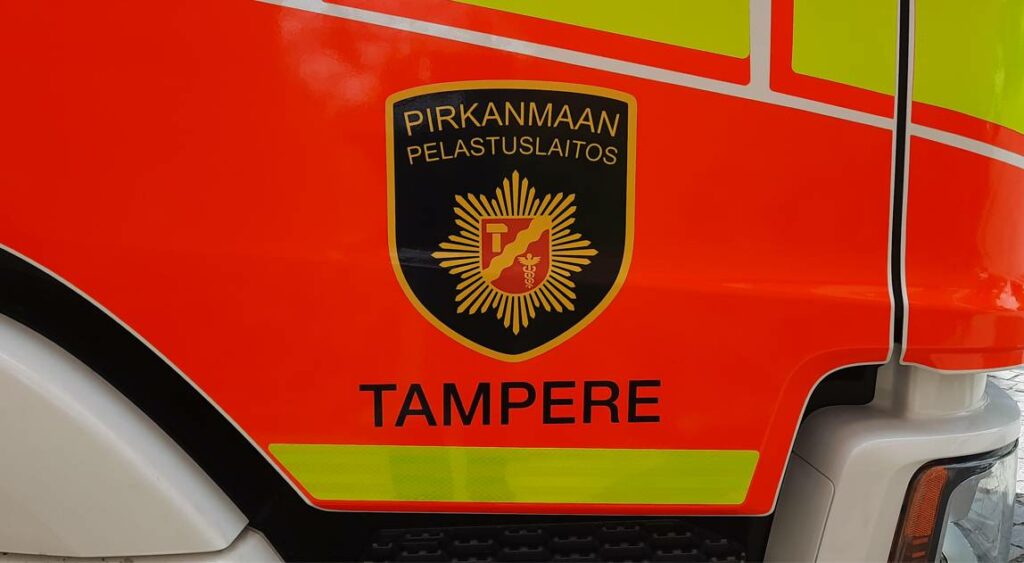 Der Scania P 360 - Magirus - DLA(K) 23/12 (M32L-AS) der Feuerwehr Tampere "Pirkanmaan Pelastuslaitos Tampere"