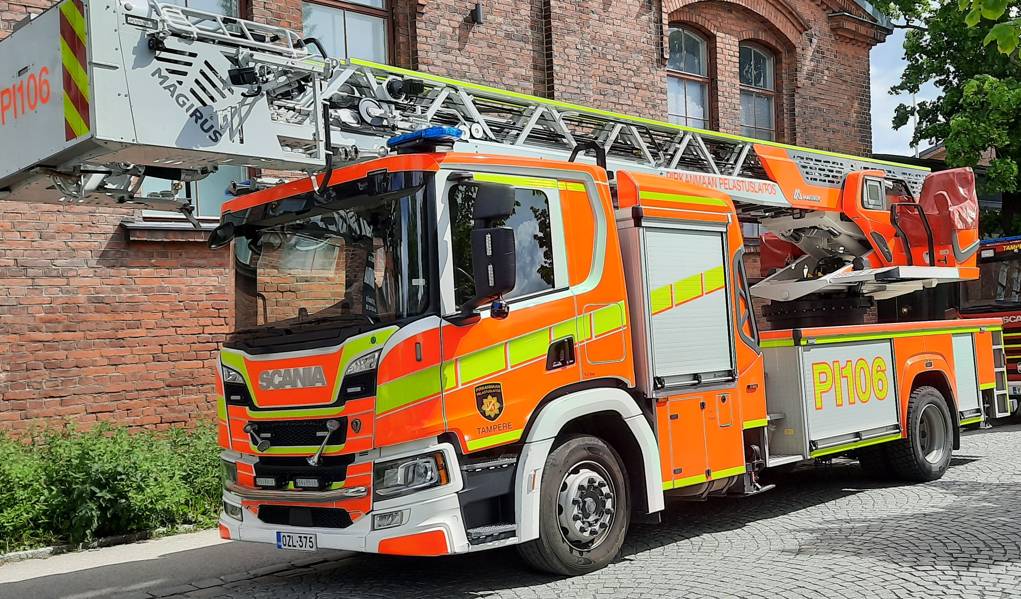 Der Scania P 360 - Magirus - DLA(K) 23/12 (M32L-AS) der Feuerwehr Tampere "Pirkanmaan Pelastuslaitos Tampere"