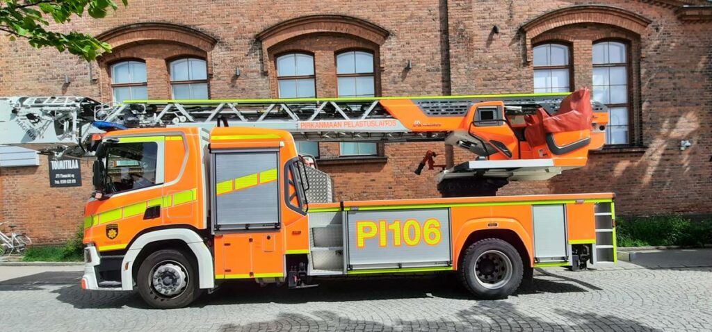 Der Scania P 360 - Magirus - DLA(K) 23/12 (M32L-AS) der Feuerwehr Tampere "Pirkanmaan Pelastuslaitos Tampere"