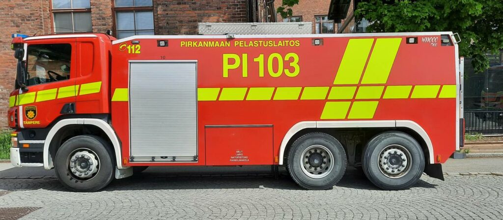 Das Scania P 360 Tanklöschfahrzeug der Feuerwehr Tampere "Pirkanmaan Pelastuslaitos Tampere"