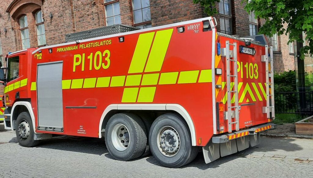 Das Scania P 360 Tanklöschfahrzeug der Feuerwehr Tampere "Pirkanmaan Pelastuslaitos Tampere"