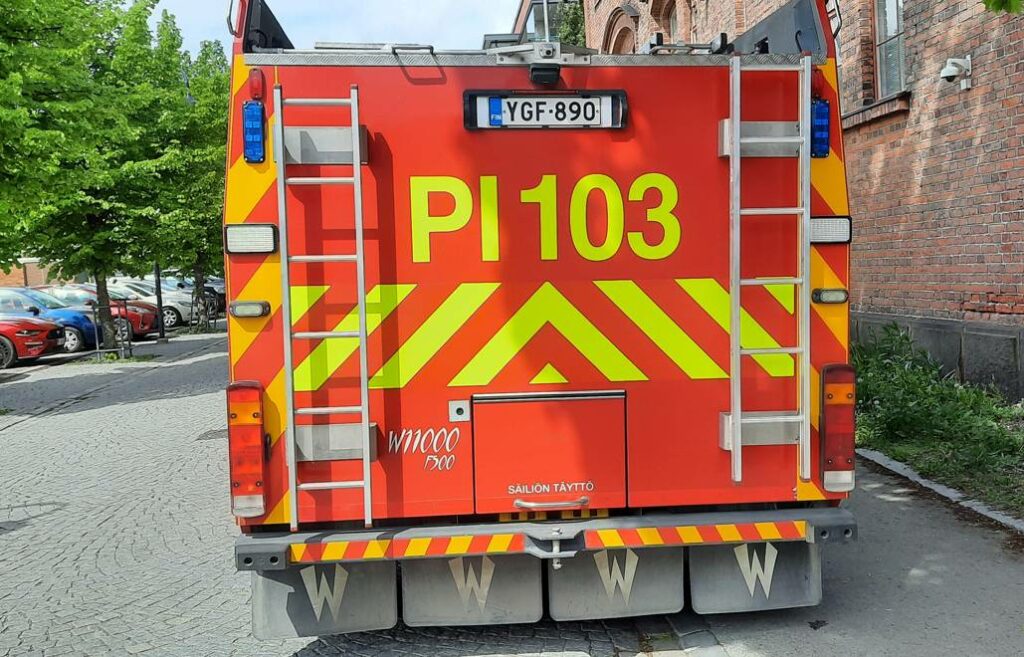 Das Scania P 360 Tanklöschfahrzeug der Feuerwehr Tampere "Pirkanmaan Pelastuslaitos Tampere"