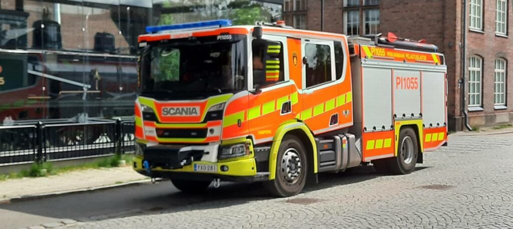 Das Scania P 360 XT CrewCab Hilfeleistungslöschfahrzeuge (HLF) 20 der Feuerwehr Tampere "Pirkanmaan Pelastuslaitos Tampere"