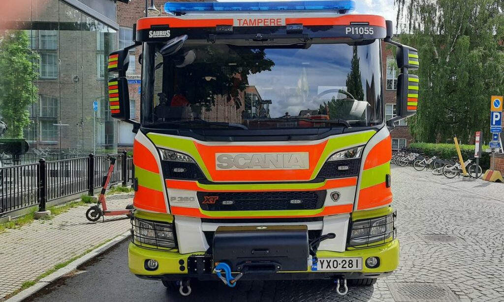 Das Scania P 360 XT CrewCab Hilfeleistungslöschfahrzeuge (HLF) 20 der Feuerwehr Tampere "Pirkanmaan Pelastuslaitos Tampere"