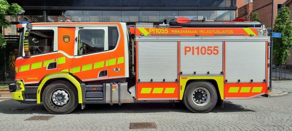 Das Scania P 360 XT CrewCab Hilfeleistungslöschfahrzeuge (HLF) 20 der Feuerwehr Tampere "Pirkanmaan Pelastuslaitos Tampere"