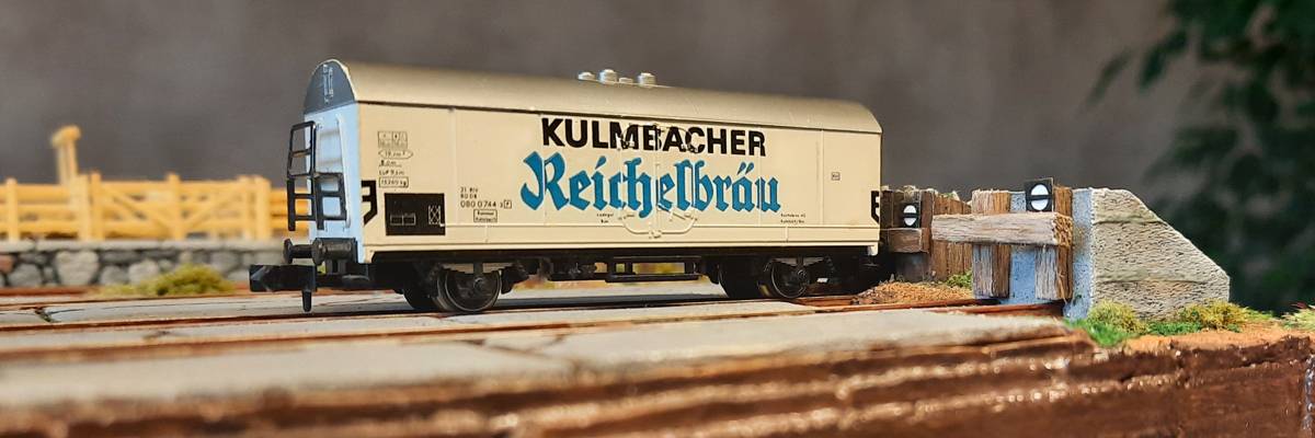Vor dem Prellbock aus Eigenbau steht der Fleischmann piccolo 8326 Kühlwagen "Kulmbacher Reichelbräu". Honischer ist seines Zeichens Modellbauer und zieht Eigenbaumodelle meist den Industriemodellen vor.  (Zum Vergrößern bitte anklicken)