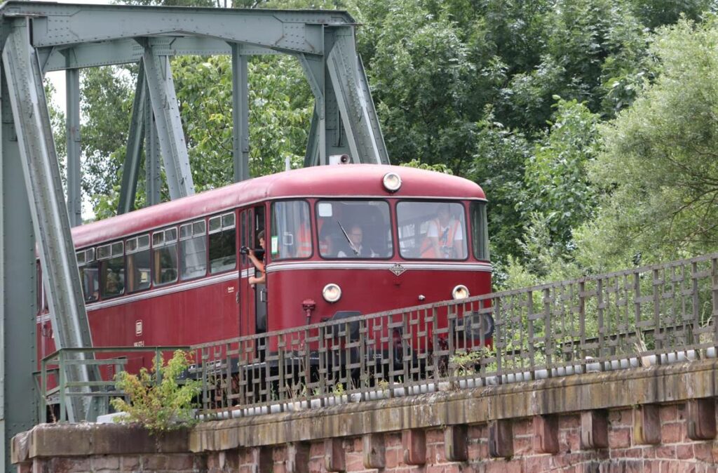 Beiwagen 995 677-1 und zwei Kollegen, gezogen von der Baureihe 795, dem VT  95 "Uerdinger Schienenbus" auf der Brücke über den Main. (Foto: Josef)