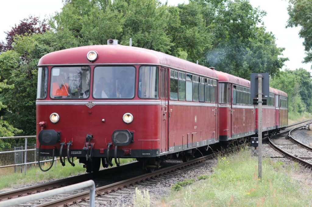 Beiwagen 995 677-1 und zwei Kollegen, gezogen von der Baureihe 795, dem VT  95 "Uerdinger Schienenbus" bei Aschaffenburg. (Foto: Josef)