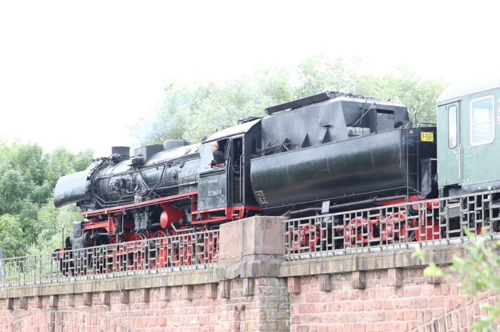 Die Dampflok Baureihe 52 1360-8 mit Wannentender auf der Brücke bei Aschaffenburg. (Foto: Josef)