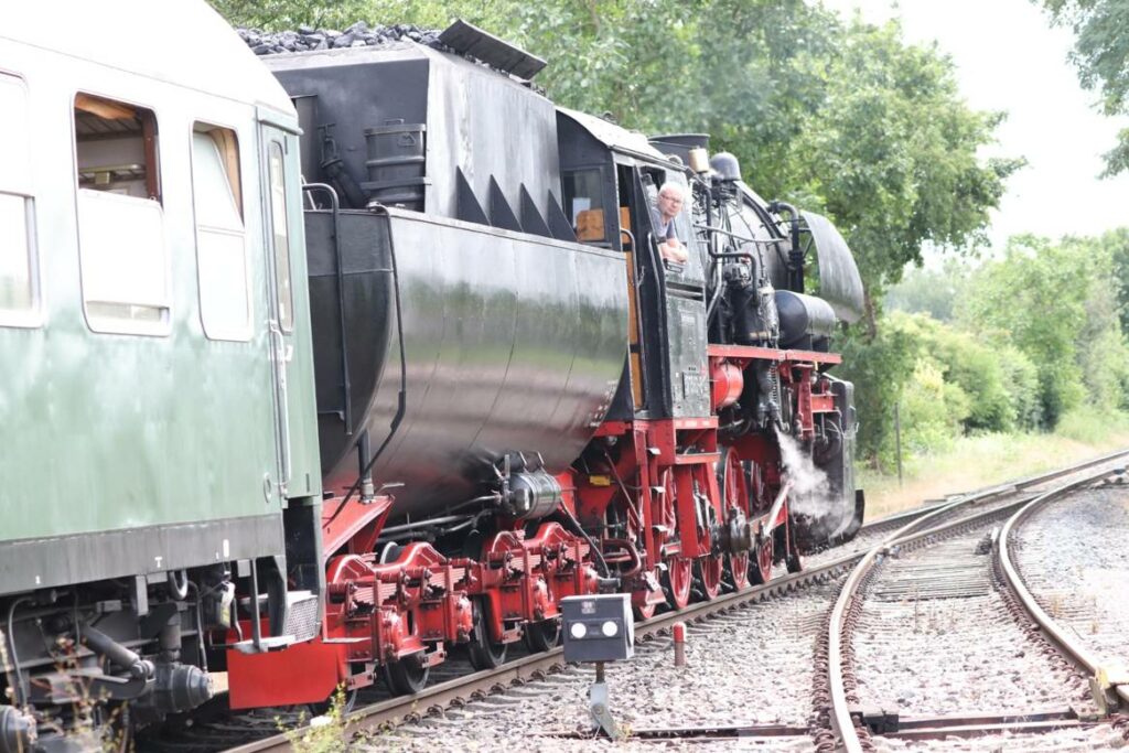 Die Dampflok Baureihe 52 1360-8 mit Wannentender schnauft vor einem Personenzug mit Personenwagen vom Typ B4üm-63 im Wald bei Aschaffenburg. (Foto: Josef)