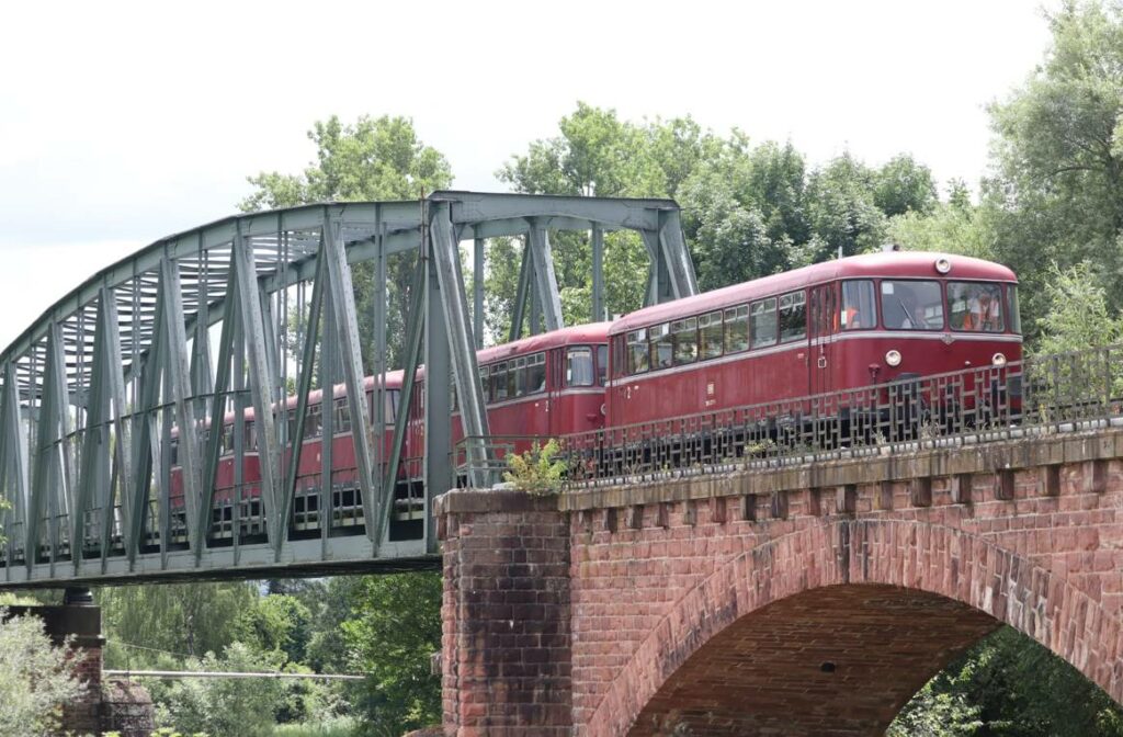 Beiwagen 995 677-1 und zwei Kollegen, gezogen von der Baureihe 795, dem VT  95 "Uerdinger Schienenbus" auf der Brücke über den Main. (Foto: Josef)