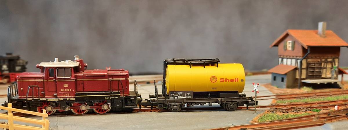 Der Roco 02320B Kesselwagen "Shell" will schnellstens in den neuen Güterzug eingestellt werden. Die Trix 51 2064 00 Diesellok V60 nimmt sich der Aufgabe an. (Zum Vergrößern bitte anklicken)