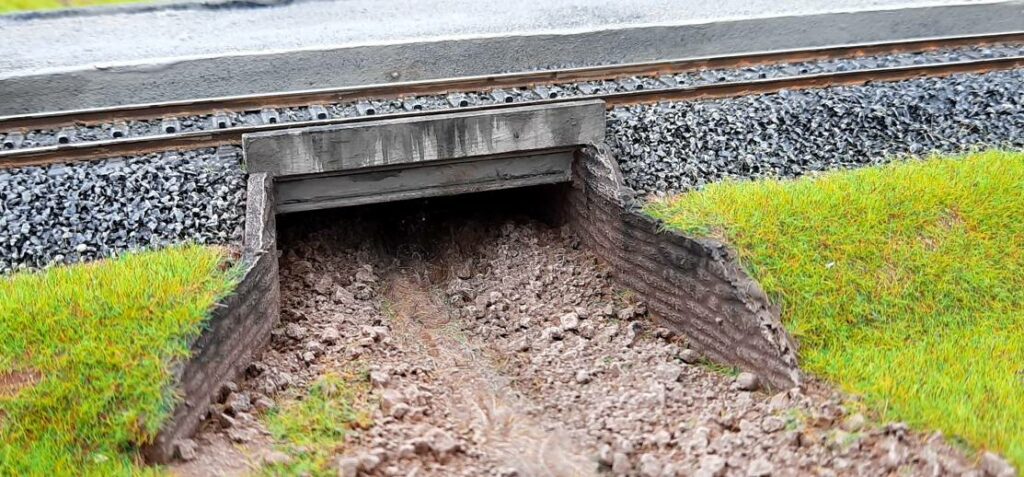 Frontaler Blick auf die Brücke über den Aubach im Bahnhof Eschau-Mönchberg