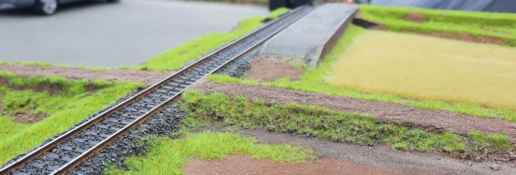 Der ungesicherte Bahnübergang am Ende des Bahnsteigs des Bahnhofs Eschau-Mönchberg an der Elsavatalbahn.