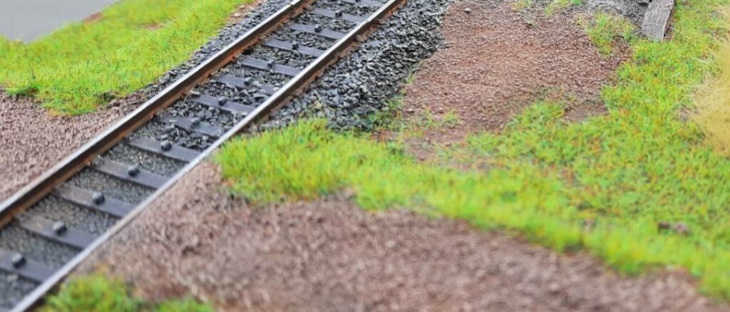 Der ungesicherte Bahnübergang am Ende des Bahnsteigs des Bahnhofs Eschau-Mönchberg an der Elsavatalbahn.