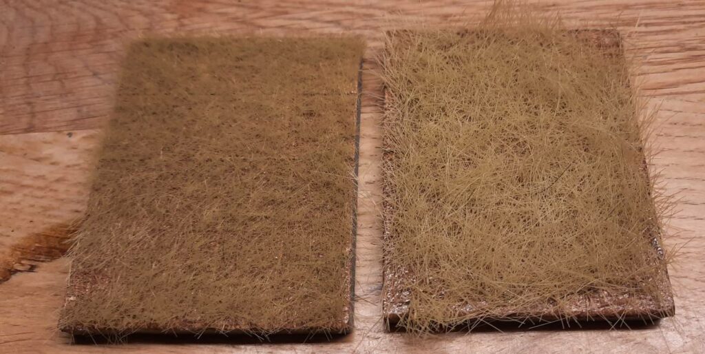 Zwei Varianten trockenes Gras, rechts mit 12mm langen Halmen, links 6mm lange Halme.