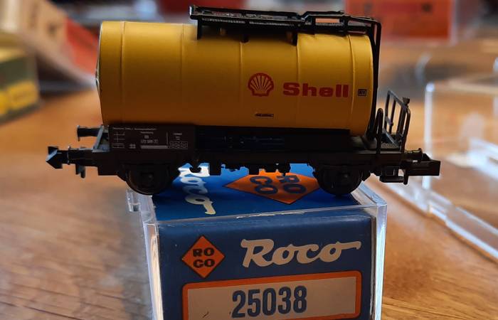 Ein Veteran der N-Spur: der Roco 25038 / 02320B Kesselwagen "Shell" der DB, Betriebsnummer 572 509