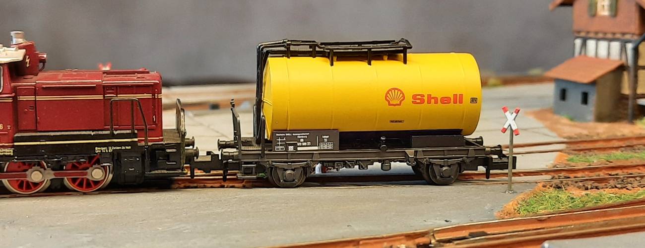 Das Ganze von der Seite. Hier steht der Roco "Shell"-Waggon auf der Gleisüberfahrt.  (Zum Vergrößern bitte anklicken)