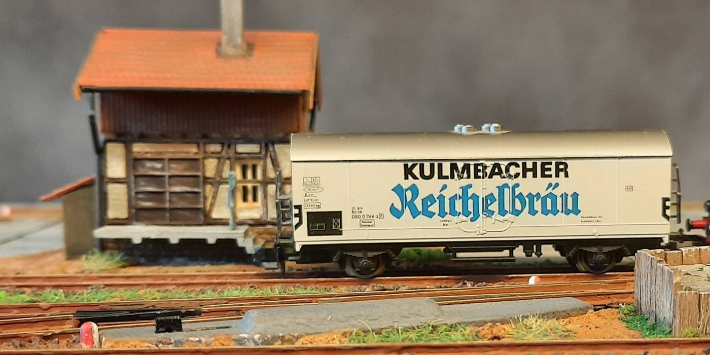 Der Fleischmann 8326 Kühlwagen "Kulmbacher Reichelbräu" steht fast an der Rampe des Kleinen Güterschuppens. Sicher wird er gleich abgeholt und weiterverschoben. (Zum Vergrößern bitte Anklicken!)