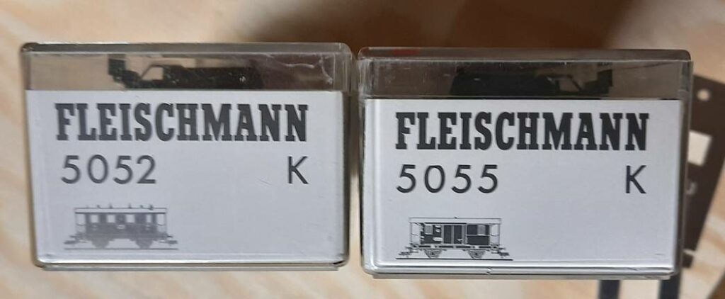 Die beiden Umbauopfer: ein Fleischmann 5052K Personenwagen 2. Klasse und ein Fleischmann 5055 Gepäckwagen.