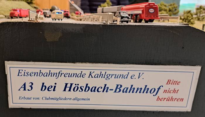 Das Schild spricht Bände. Hier erblickt man die Bundesautobahn A3 nahe Hösbach. Die Abfahrt von der Autobahn auf den anderen Fotos bekräftigt die gedankliche geografische Verortung!