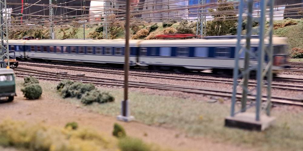 Ein Triebwagenzug passiert den Bahnhof Laufach mit hoher Geschwindigkeit