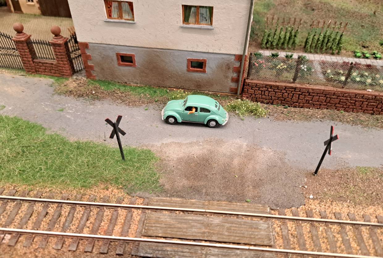 Ein schnuckeliger VW Käfer an der Kahlgrundbahn bei Blankenbach (?)