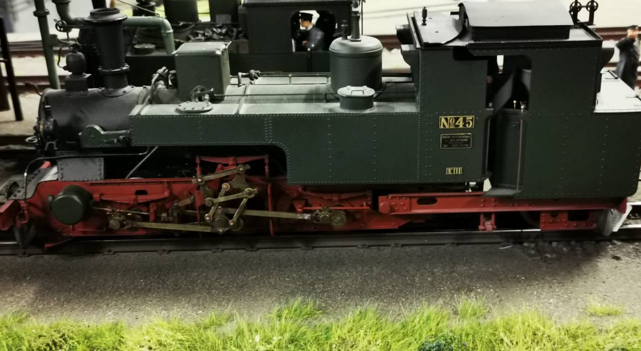 Die Lokomotive "No. 45", eine "K III", wie man ersehen kann. Wohl nicht von LGB, dafür mit einem sehr charmanten Erscheinungsbild. Ein Gruß von schmaler Spur von der Modellbahnmesse Dresden 2023.