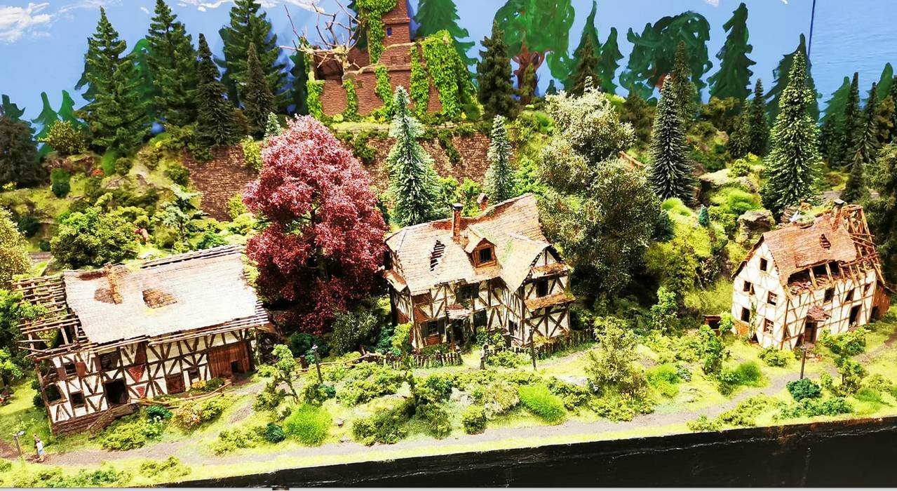 Das ganze Diorama auf einem Bild. Wer würde hier nicht gerne einen ebenso verwunschenen Zug mit kleinem und womöglich grünen Schnauferl durch den Vorgarten zockeln lassen?